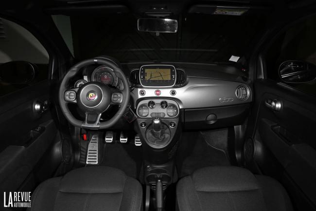 Interieur_Abarth-124-Spider-vs-595-Pista_36