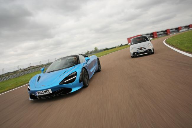 Exterieur_comparatif-abarth-595-esseesse-vs-mclaren-720s-spider_25