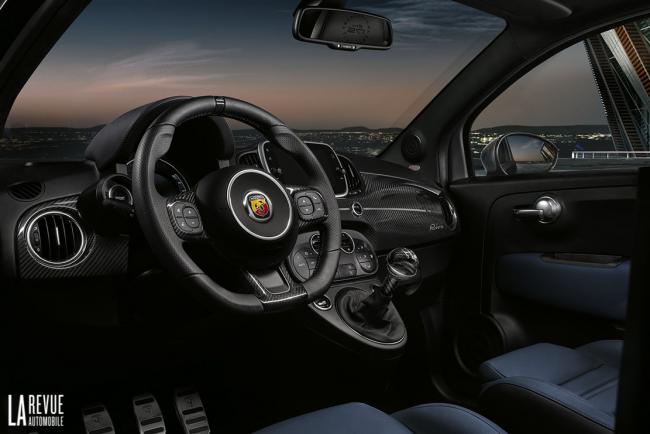 Interieur_Abarth-695-Rivale_12