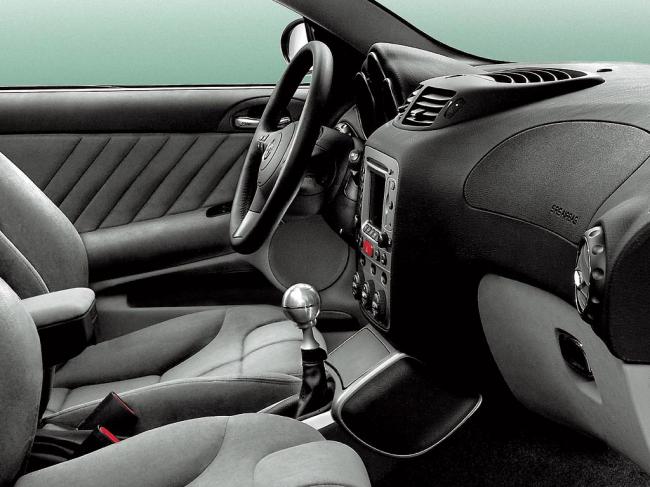 Interieur_Alfa-Romeo-GT-Coupe_30
