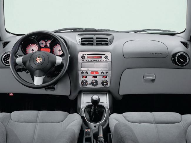 Interieur_Alfa-Romeo-GT-Coupe_37