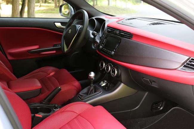 Interieur_Alfa-Romeo-Giulietta-2.0L-jtd-2014_29