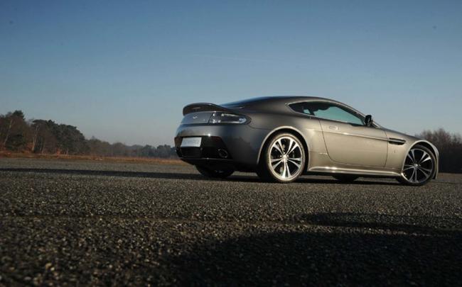 Exterieur_Aston-Martin-V12-Vantage_1