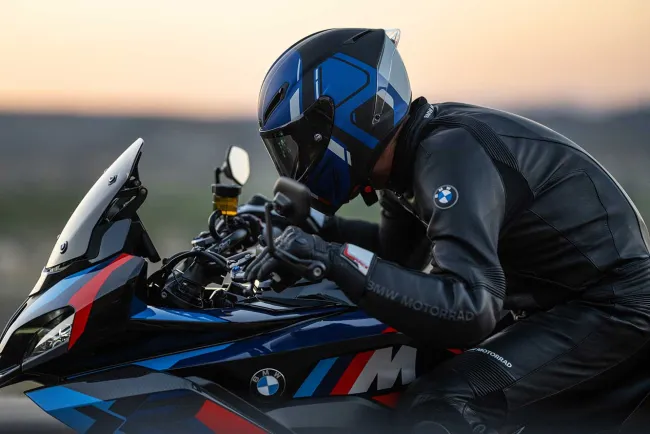 Nouvelle BMW M 1000 XR : une profusion de technologie sur 2 roues, qui a un prix