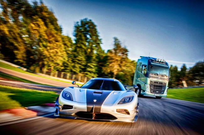 Exterieur_Comparatif-Camion-Volvo-VS-Koenigsegg_0