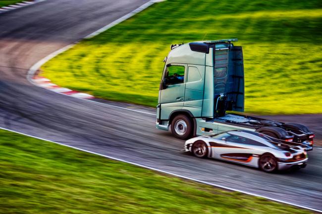 Exterieur_Comparatif-Camion-Volvo-VS-Koenigsegg_1