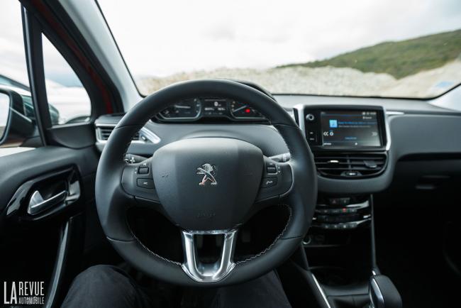 Interieur_Comparatif-Peugeot-208-VS-Seat-Ibiza_29