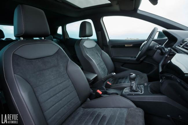 Interieur_Comparatif-Peugeot-208-VS-Seat-Ibiza_41
