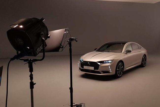 https://www.larevueautomobile.com/images/articles-md/DS/9-Rencontre-Studio/Exterieur/ds-9-e-tense-rencontre-avec-la-grande-berline-hybride-et-luxueuse_MD_0.jpg