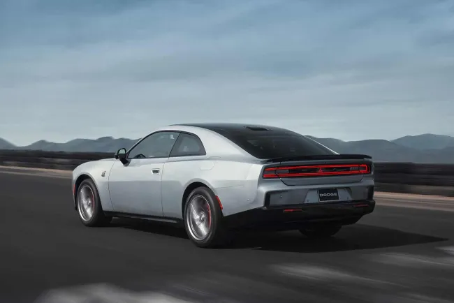 Dodge Charger 2024 : du MUSCLE, mais électrique ...