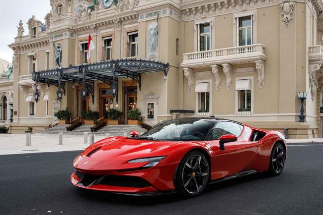 https://www.larevueautomobile.com/images/articles-md/Ferrari/SF90-Stradale-Lelouch/Exterieur/des-ferrari-sf90-stradale-a-monaco-avec-claude-lelouch_MD_2.jpg