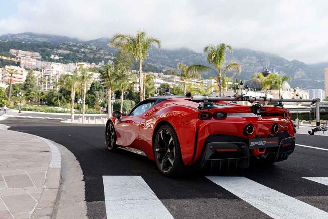 https://www.larevueautomobile.com/images/articles-md/Ferrari/SF90-Stradale-Lelouch/Exterieur/des-ferrari-sf90-stradale-a-monaco-avec-claude-lelouch_MD_3.jpg