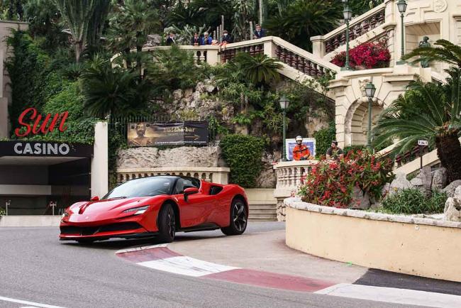 https://www.larevueautomobile.com/images/articles-md/Ferrari/SF90-Stradale-Lelouch/Exterieur/des-ferrari-sf90-stradale-a-monaco-avec-claude-lelouch_MD_6.jpg