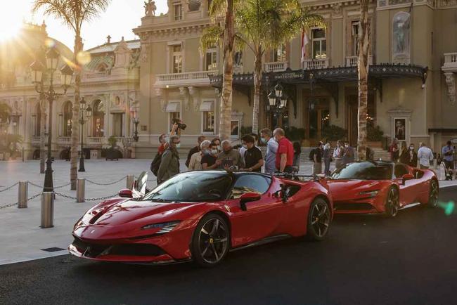 https://www.larevueautomobile.com/images/articles-md/Ferrari/SF90-Stradale-Lelouch/Exterieur/des-ferrari-sf90-stradale-a-monaco-avec-claude-lelouch_MD_7.jpg