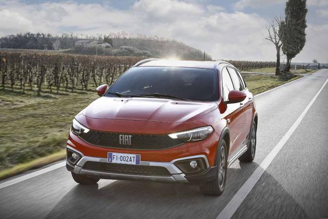 Galerie Fiat Tipo Cross Station Wagon (RED)