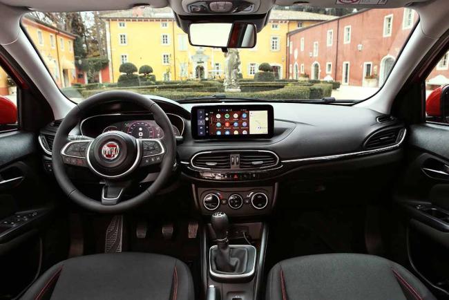 Interieur_fiat-tipo-cross-station-wagon-red_0
