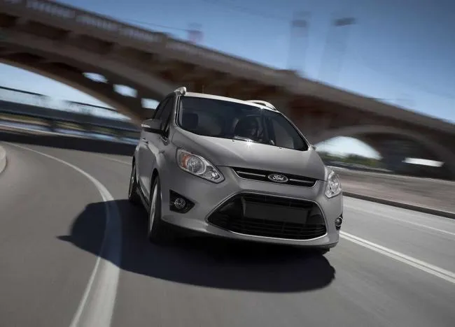 Ford C-Max : pourquoi choisir ce monospace compact ?