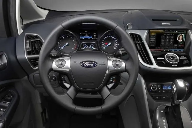 Ford C-Max : pourquoi choisir ce monospace compact ?