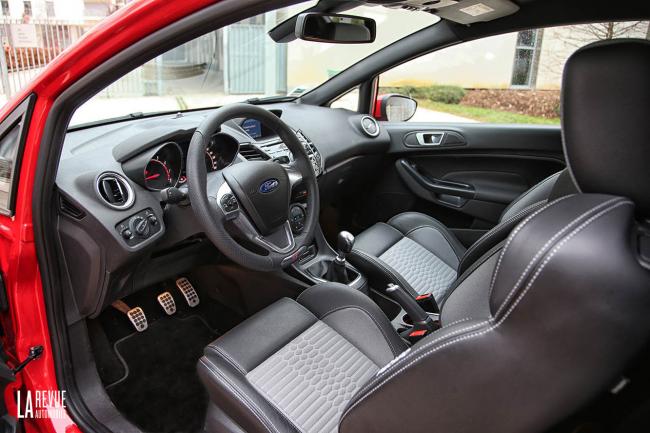 Interieur_Ford-Fiesta-ST-2015_30