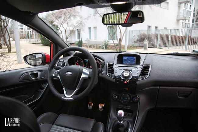 Interieur_Ford-Fiesta-ST-2015_24