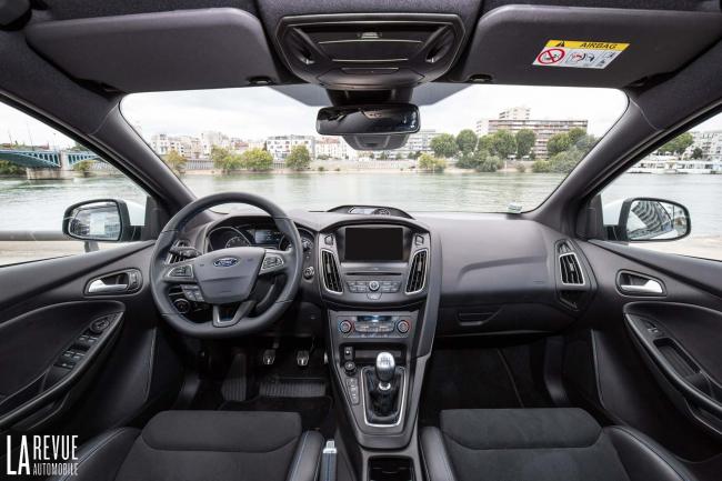 Interieur_Ford-Focus-RS-350ch_42