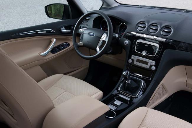 Interieur_Ford-Galaxy-2010_4