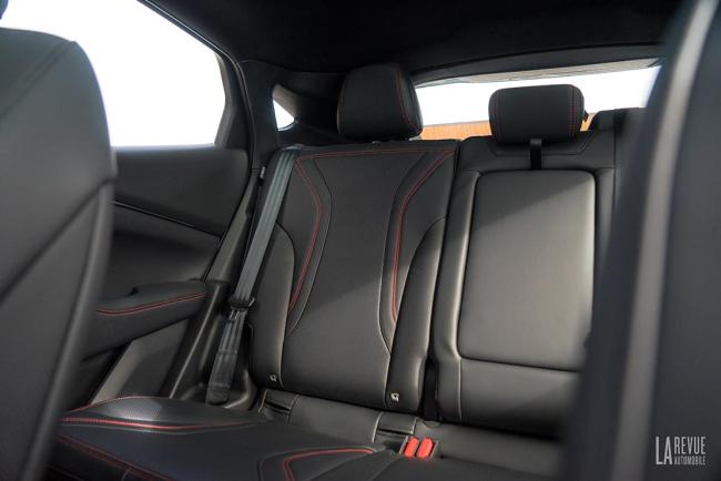Interieur_ford-mustang-mach-e-au-quotidien-aspects-pratiques-et-consommation_13