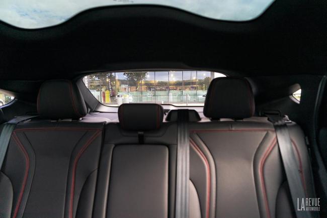 Interieur_ford-mustang-mach-e-au-quotidien-aspects-pratiques-et-consommation_14