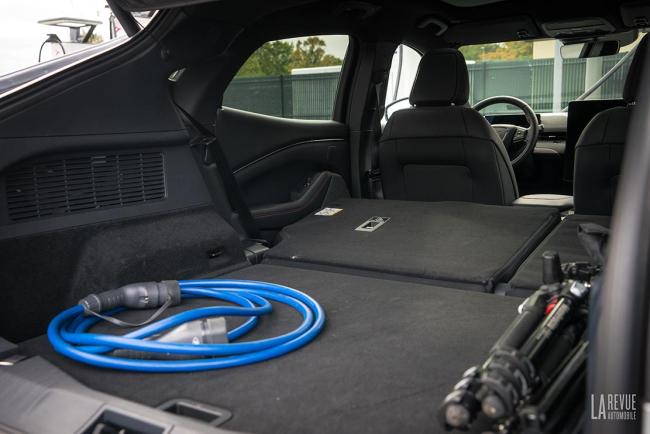 Interieur_ford-mustang-mach-e-au-quotidien-aspects-pratiques-et-consommation_17