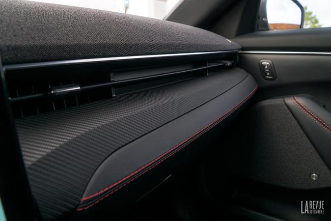 Interieur_ford-mustang-mach-e-au-quotidien-aspects-pratiques-et-consommation_6