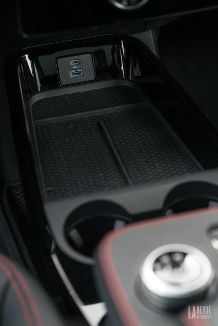 Interieur_ford-mustang-mach-e-au-quotidien-aspects-pratiques-et-consommation_9