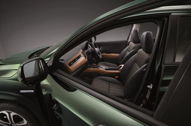 Interieur_Honda-Vezel-Hybrid-2014_10