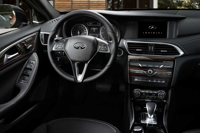 Interieur_Infiniti-Q30_14