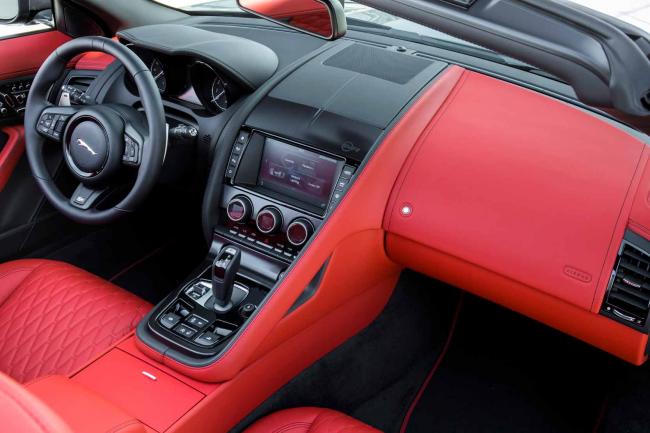 Interieur_Jaguar-F-Type-SVR-Roadster_16