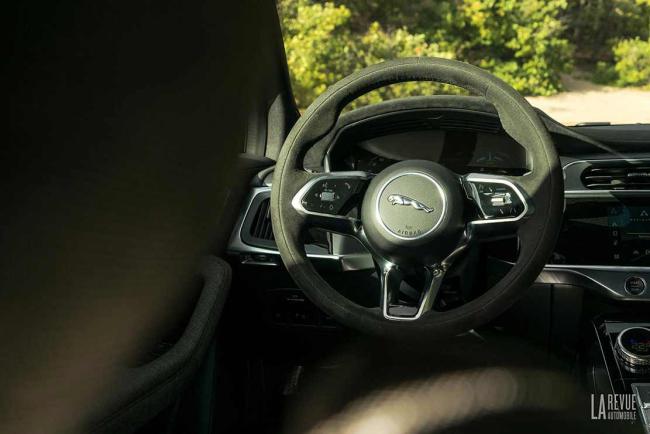 Interieur_ford-mustang-mach-e-vs-jaguar-i-pace-le-comparatif-des-suv-electrique_1