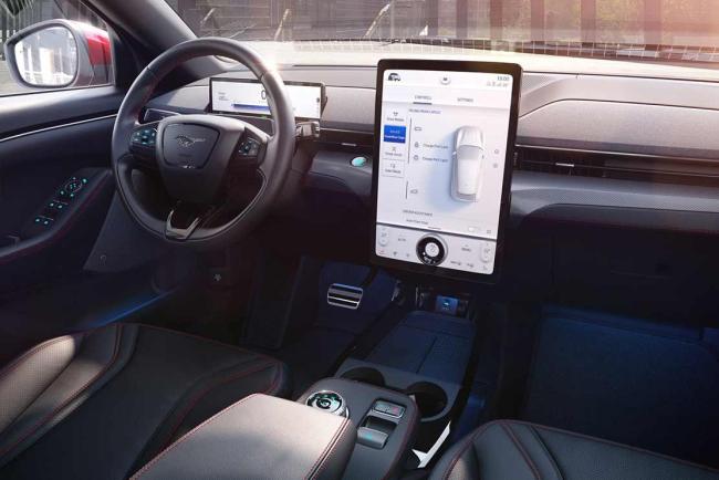 Interieur_ford-mustang-mach-e-vs-jaguar-i-pace-le-comparatif-des-suv-electrique_2