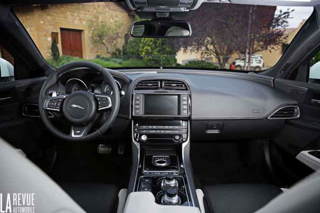 Interieur_Jaguar-XE-S-3.0_59