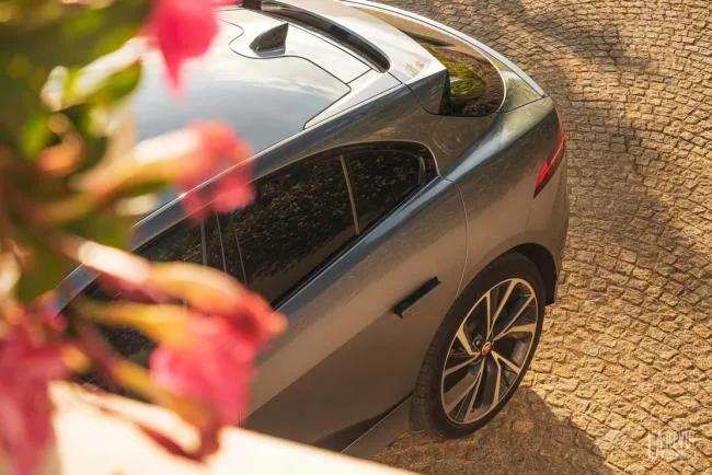 Jaguar Land Rover se prépare à l'invasion de la voiture électrique