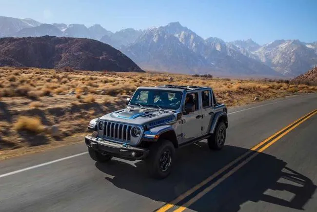 Jeep Wrangler millésime 2024 : le 4x4 hybride débarque sur nos plages