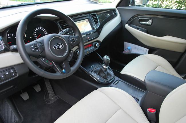 Interieur_Kia-Carens-2013_99