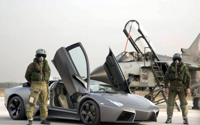 Lamborghini reventon un avion de chasse 
