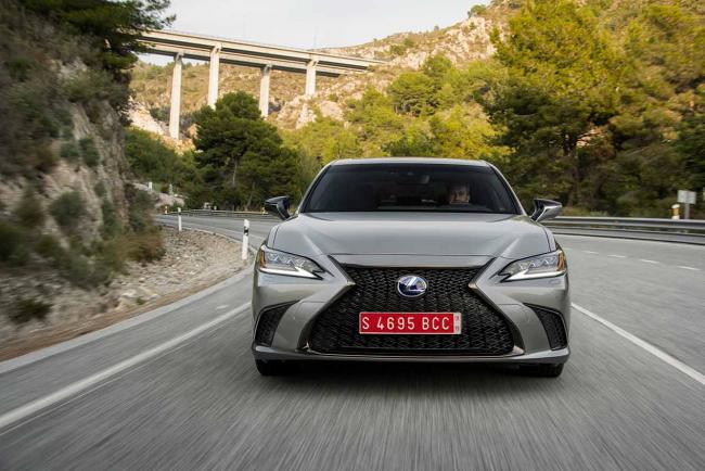 Lexus ES : un rétroviseur digital !