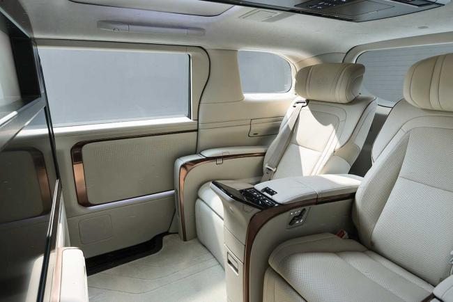 Exterieur_lexus-lm-entre-le-minibus-et-la-limousine-hybride_8