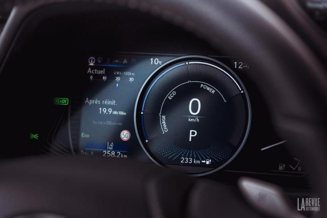 Interieur_lexus-ux-300e-essai-du-premier-pas-de-lexus-vers-le-100-electrique_6