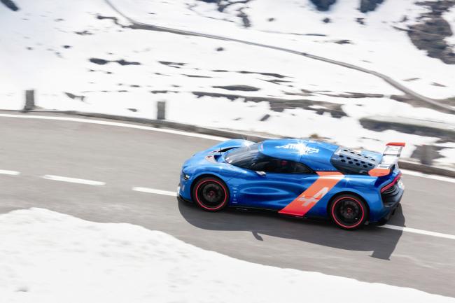 Exterieur_LifeStyle-Alpine-A110-50-dans-les-Alpes_2