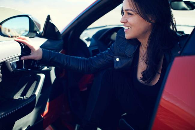 Interieur_LifeStyle-Jaguar-F-Type-SVR-Michelle-Rodriguez_19