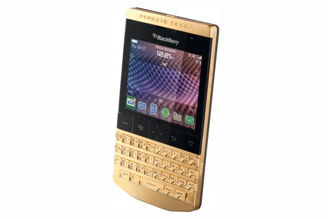 Exterieur_LifeStyle-Telephone-Porsche-P9981-BlackBerry-Gold_0