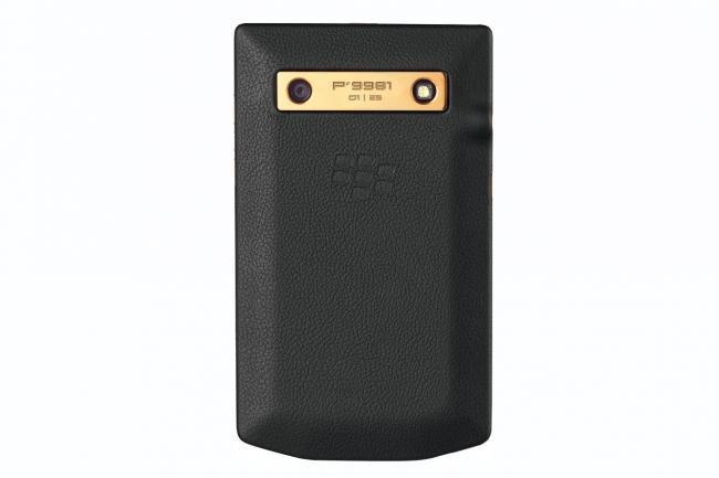 Exterieur_LifeStyle-Telephone-Porsche-P9981-BlackBerry-Gold_1