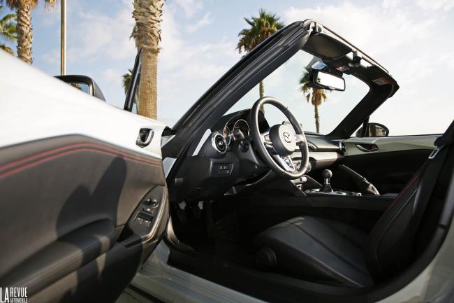 Interieur_Mazda-MX-5-2.0_38