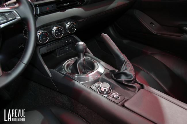 Interieur_Mazda-MX-5-2015_9